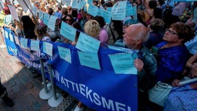 Учителя вышли на протестный митинг