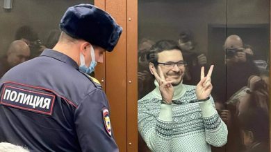 Клоуны за клеткой