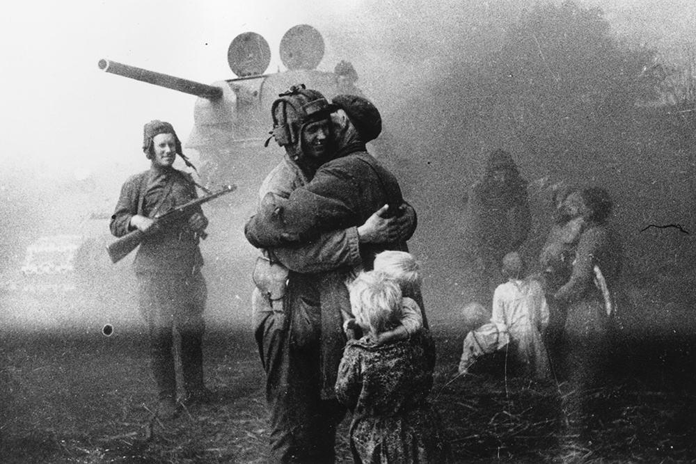 Жители польской Лодзи приветствуют советских танкистов